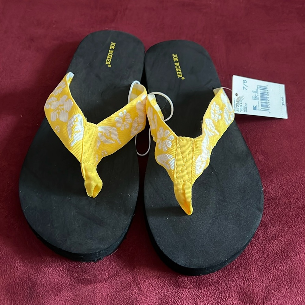 NWT Joe Boxer Yellow thong sandals (size 7/8)